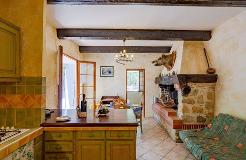 Regusse Casa | Casa de vacaciones privada con piscina privada, TV, patio, mascotas permitida, aparcamiento