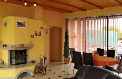 Woldegk Casa | Preciosa casa de vacaciones privada con TV, patio, mascotas permitida y aparcamiento