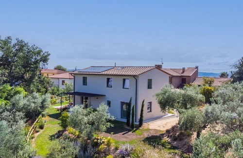 Montisi Villa | Estupenda casa de vacaciones privada con WIFI, piscina privada, A/C, TV, patio y aparcamiento