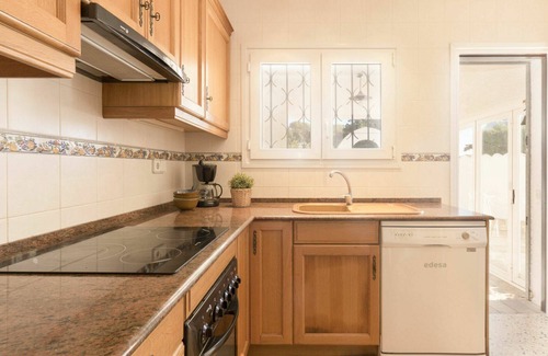 Cambrils Casa | Estupenda casa de vacaciones privada con A/C, WIFI, bañera de hidromasaje, TV, patio y aparcamiento