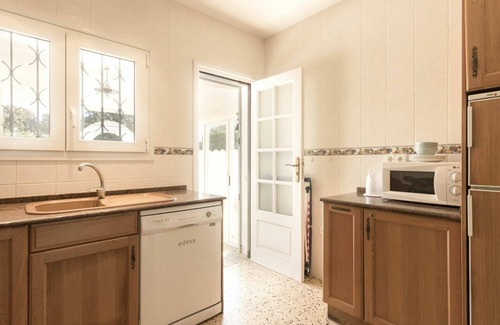Cambrils Casa | Estupenda casa de vacaciones privada con A/C, WIFI, bañera de hidromasaje, TV, patio y aparcamiento