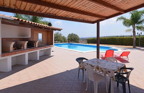 Floridia Casa | Casa de vacaciones privada con piscina, A/C, WIFI, TV, patio, mascotas permitida, aparcamiento