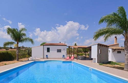 Floridia Casa | Casa de vacaciones privada con piscina, A/C, WIFI, TV, patio, mascotas permitida, aparcamiento