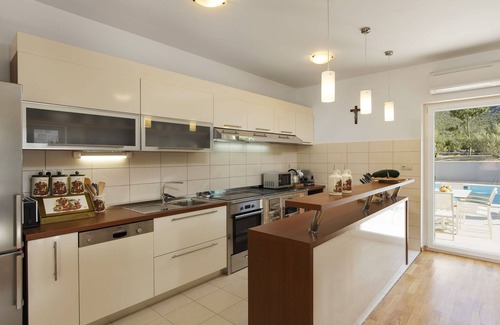 Tucepi Casa | Maravillosa casa de vacaciones privada con A/C, WIFI, piscina privada, TV, terraza y aparcamiento