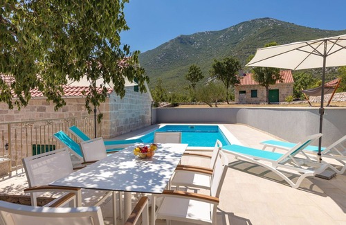Tucepi Casa | Maravillosa casa de vacaciones privada con A/C, WIFI, piscina privada, TV, terraza y aparcamiento