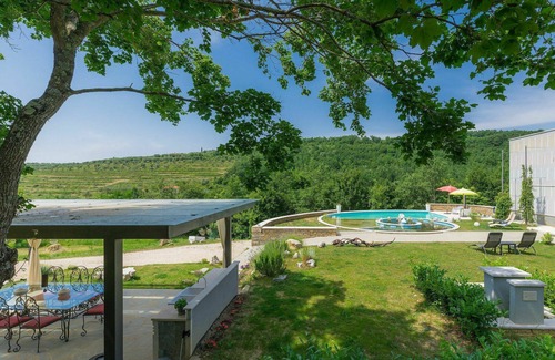 Momjan Villa | Casa de vacaciones privada con A/C, WIFI, piscina privada, terraza, mascotas permitida, aparcamiento