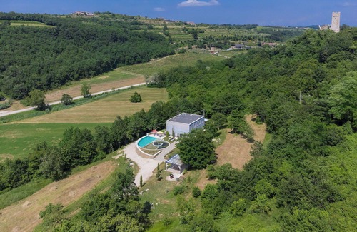 Momjan Villa | Casa de vacaciones privada con A/C, WIFI, piscina privada, terraza, mascotas permitida, aparcamiento