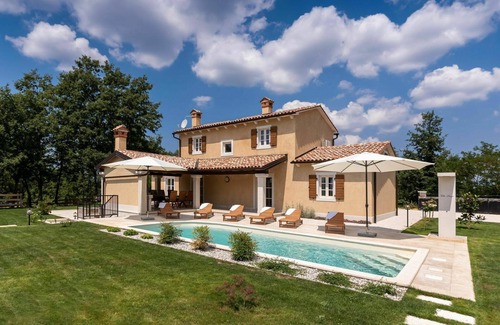 Bazgalji Villa | Estupenda casa de vacaciones privada con WIFI, A/C, piscina privada, TV, terraza, aparcamiento