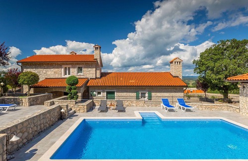 Krsan Casa | Casa de vacaciones privada con piscina privada, WIFI, A/C, jacuzzi, TV, terraza