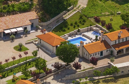 Krsan Casa | Casa de vacaciones privada con piscina privada, WIFI, A/C, jacuzzi, TV, terraza
