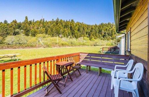 Orick Cabina | Wonderful retreat near hiking & beach with gas grill, large deck, & WiFi