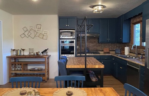 Running Springs Cabina | Wonderful romantic cabin in charming Running Springs GAMEROOM Couples Movie room