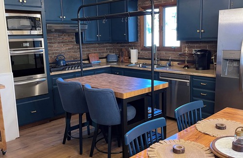 Running Springs Cabina | Wonderful romantic cabin in charming Running Springs GAMEROOM Couples Movie room