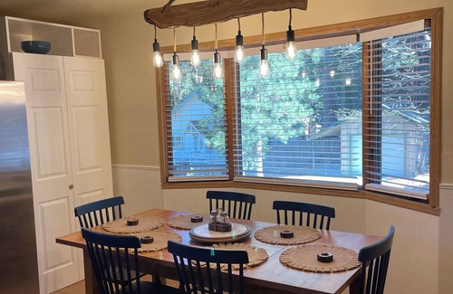 Running Springs Cabina | Wonderful romantic cabin in charming Running Springs GAMEROOM Couples Movie room