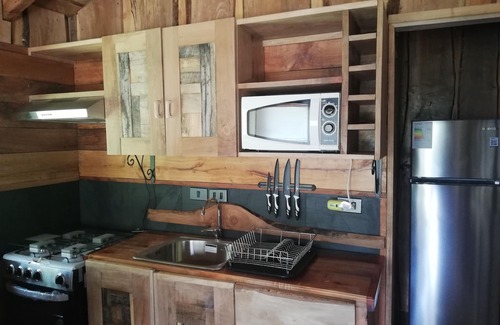 Pucon Casa | Cabaña rústica Pellín, equipada completamente, con orilla de río Trancura