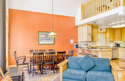 Serene Lakes Cabina | Wonderful Soda Springs gem with large deck, balcony, & slopes nearby - dogs OK