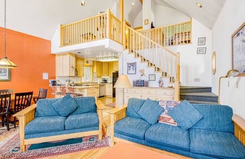Serene Lakes Cabina | Wonderful Soda Springs gem with large deck, balcony, & slopes nearby - dogs OK
