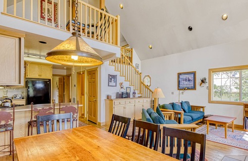 Serene Lakes Cabina | Wonderful Soda Springs gem with large deck, balcony, & slopes nearby - dogs OK