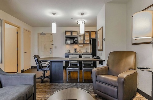 Mount Laurel Hotel | Wonderful Stay! Free Parking, Pets Allowed, Short Drive to Betsy Ross House