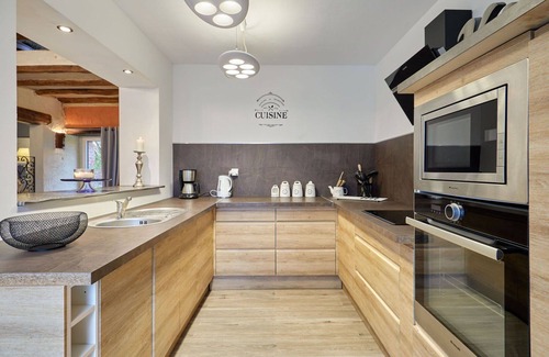 Surville Casa | Maravillosa casa de vacaciones con jacuzzi, WIFI, TV, terraza, mascotas permitida y aparcamiento