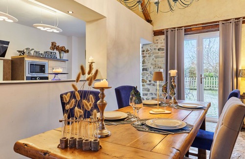 Surville Casa | Maravillosa casa de vacaciones con jacuzzi, WIFI, TV, terraza, mascotas permitida y aparcamiento