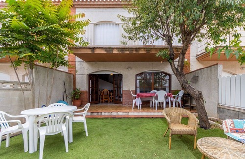 Torredembarra Casa | Wonderful villa for 7 people with pool, WIFI, TV and patio