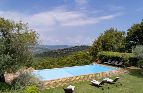 Preggio Casa | Maravillosa villa con piscina rodeada de vegetación, refugio para cuerpo y alma.