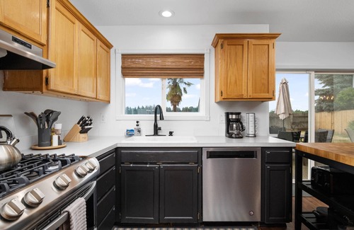 Dundee Casa | Wonderful Wine Country Location, Pet Friendly, Fully Fenced Backyard, 1/2 Mile From Downtown Dundee