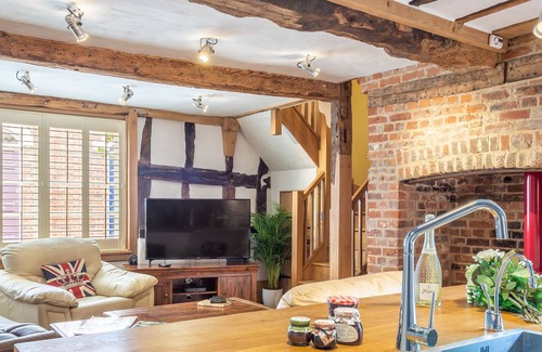 Hadleigh Cabaña | Wonderful wooden beamed 17th century retreat - White Lion Cottage