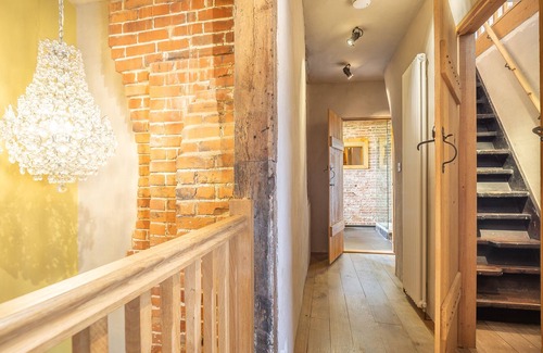 Hadleigh Cabaña | Wonderful wooden beamed 17th century retreat - White Lion Cottage
