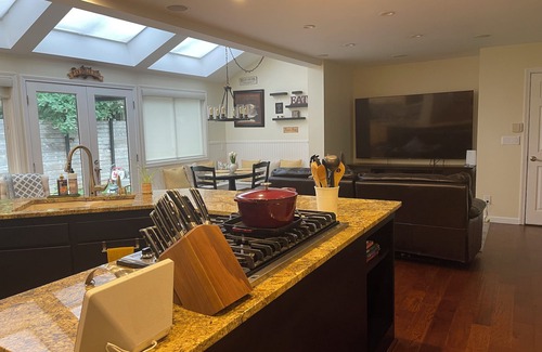 Bothell Casa | Wonderful Woodinville Wine region with hot tub