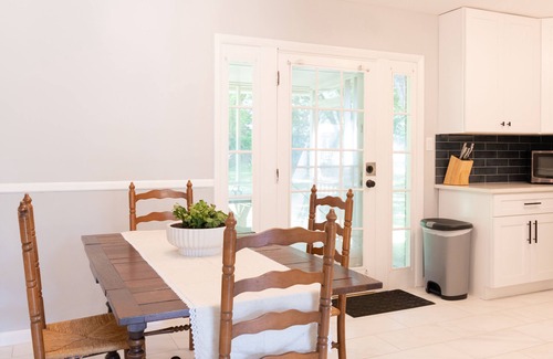 Green Acres Casa | Wonderfully Comfy Athens Abode