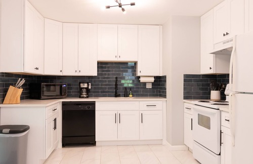 Green Acres Casa | Wonderfully Comfy Athens Abode