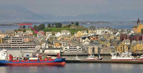 Alesund Apartamento | Wonderfully located, 2BR, Balcony