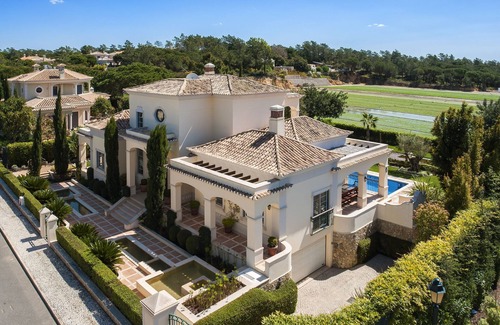 Almancil Villa | Maravillosamente elegante y lujosa Villa, Piscina climatizada, jardines, diseñador de interiores