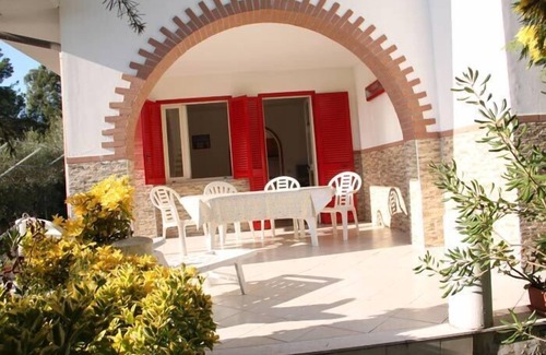Marina di Ascea Villa | Maravillosamente cálida casa de vacaciones a sólo 70 metros de la larga playa.