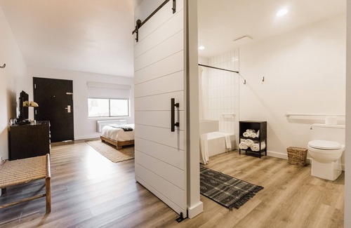 Columbia Falls Hotel | Wonderstone Single Queen ADA Guest Room