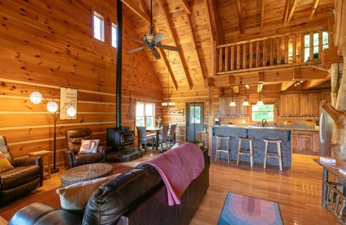 Hot Springs Cabina | Wondertree Mountain Cabin– Luxury 3BR Cabin with Outdoor Hot Tub, Hot Springs NC