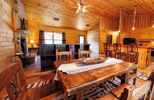Gober Cabina | Wood Cabin in the wilderness at Bonham, Texas