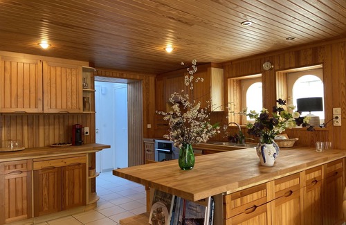 Finistere Casa | wood-panelled sailor's cottage a stone's throw from the port