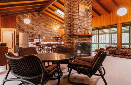 Hallidays Point Otro | Woodbine Homestead a Bush and Beach Retreat with a comfortable cosy feel