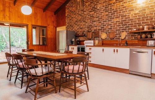 Hallidays Point Otro | Woodbine Homestead a Bush and Beach Retreat with a comfortable cosy feel