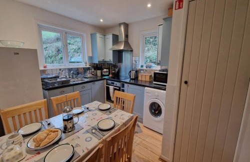 Burgh Island Chalet De Esquí | Woodcutters Lodge set in a secluded valley near Bantham