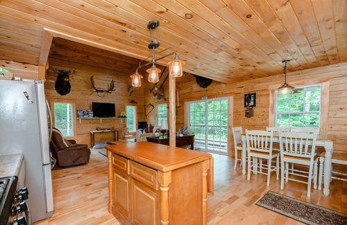 Bingham Cabina | “Wooded Bliss” 💕Cabin in Bingham Maine!