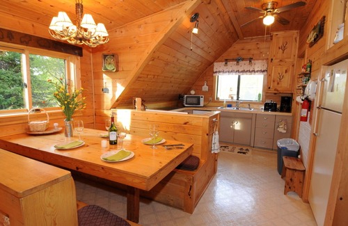 Lazy Acres Casa | ¡Dúplex Wooded Bliss One-Great! 7 millas de Yellowstone