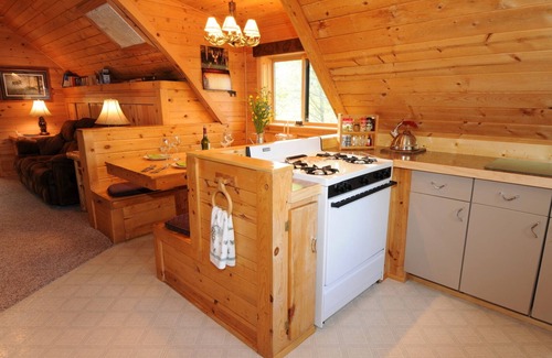 Lazy Acres Casa | ¡Dúplex Wooded Bliss One-Great! 7 millas de Yellowstone