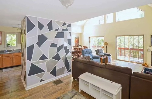 Berkeley Springs Cabina | Wooded Cabin Escape w Fire Pit & Family Ready