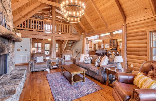 Sapphire Cabina | Wooded Cabin: Mtn Views, Hot Tub & 2 Decks!