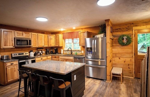 Walland Cabina | Wooded cabin on 47ac. Pvt trails. 17 mins to GSMNP