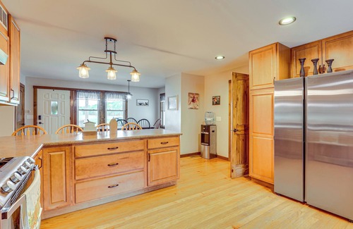 Ava Casa | Wooded Escape w/ Pond & Grill in Pleasant City!